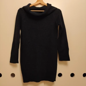 Svart stickad klänning - Säljer en mysig svart stickad klänning med långa ärmar. Perfekt för höst och vinter, den är både stilren och bekväm. Klänningen har en enkel design som gör den lätt att matcha med olika accessoarer.