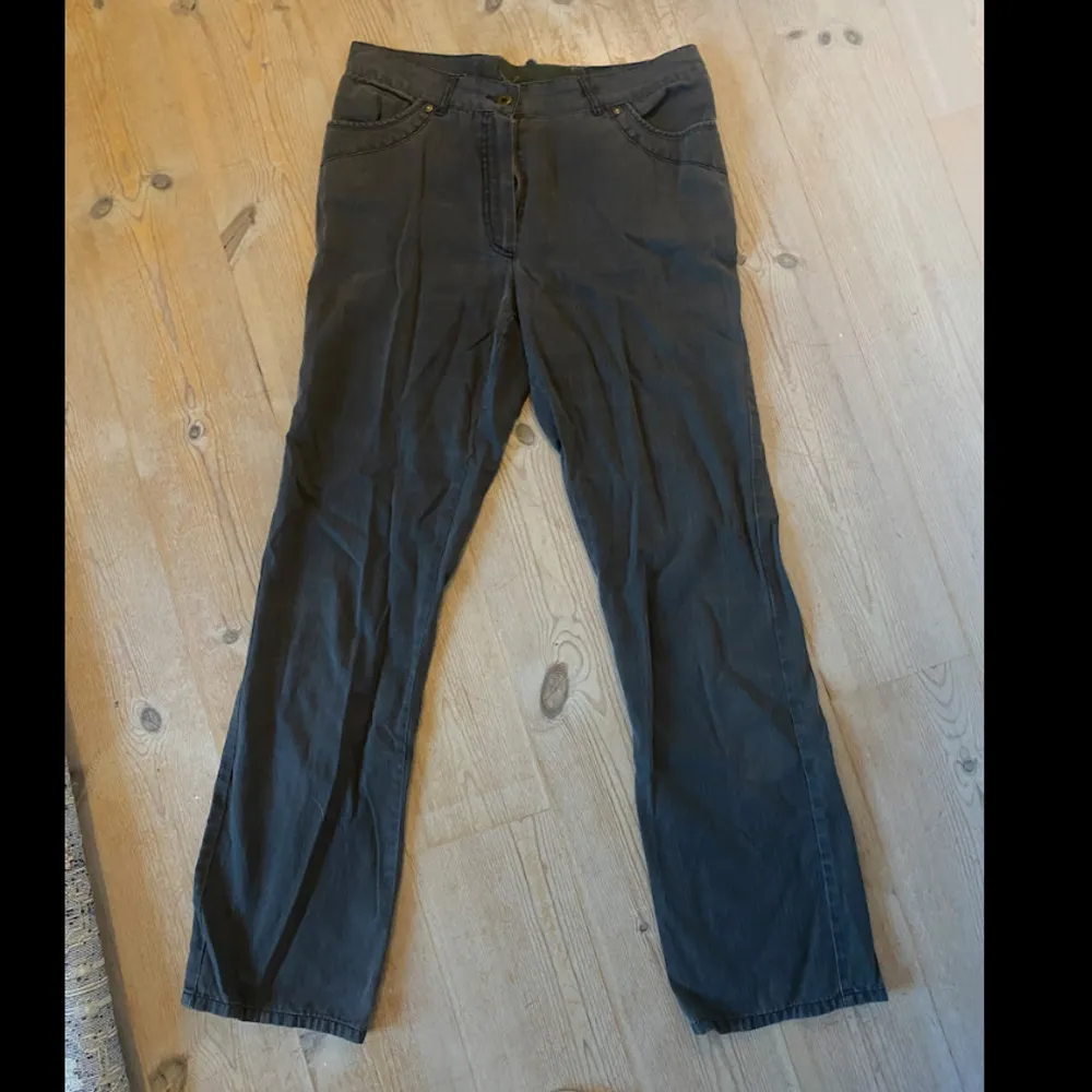 brunaktiga byxor i skönt material. jag är 167cm. mid-lowrise. inga skador inte så använda. skriv gärna för info, mått eller pris. Jeans & Byxor.