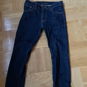 nya nudie jeans - Snygga nya straight nudie jeans som jag har bara använt 3 gånger.Dem är storlek 30/30 och är äkta.Jag säljer dem för att dem är för små för mig.