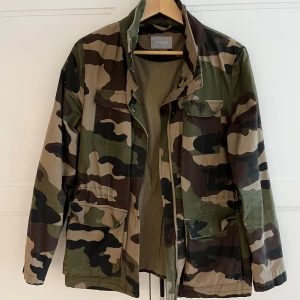 Samsoe samsoe field jacket  - Skick 9/10. Är unisex men är nog tänkt som dam modell o figur sydd men går att dra bort ett snörre så den blir ”rak”. Kan skicka mer bilder vid intresse. Kan lösa bättre pris vid snabb affär.