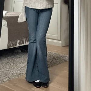 Lågmidjade jeans - Från sapa i bootcut/flared modell, storlek W27/L32. Skulle säga att de passar xxs. Midjemåttet är 36cm tvårs över och innerbenslängden är 74cm. Hör av er om ni har några funderingar 🫶