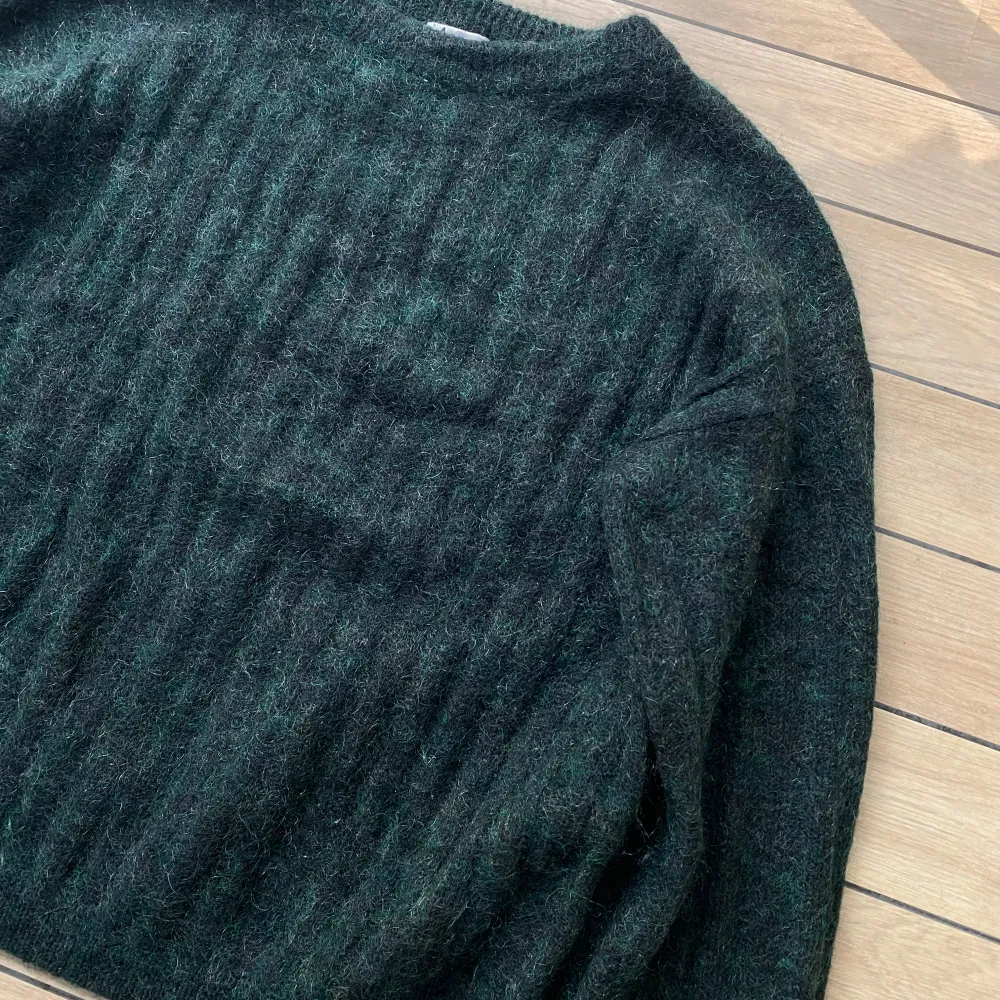 Such a cool piece from Acne Studios in a soft mohair/wool blend. Cozy knit in a amazing green/turquoise color. It has been used but is still in overall great  condition. Tag is a bit yellow. Tagged XS, fits S-M. Boxy & wide. For reference I’m 180c. Stickat.