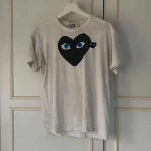 Cdg T-shirt  - Tja! Säljer nu denna riktigt snygga cdg T-shirt (Storlek M) finns täcken på användning men allmänt gott skick, vid frågor är det bara att höra av sig