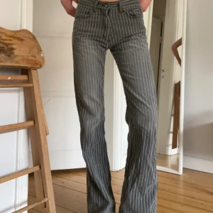 Randiga jeans - Snygga randiga jeans! Är 175 cm