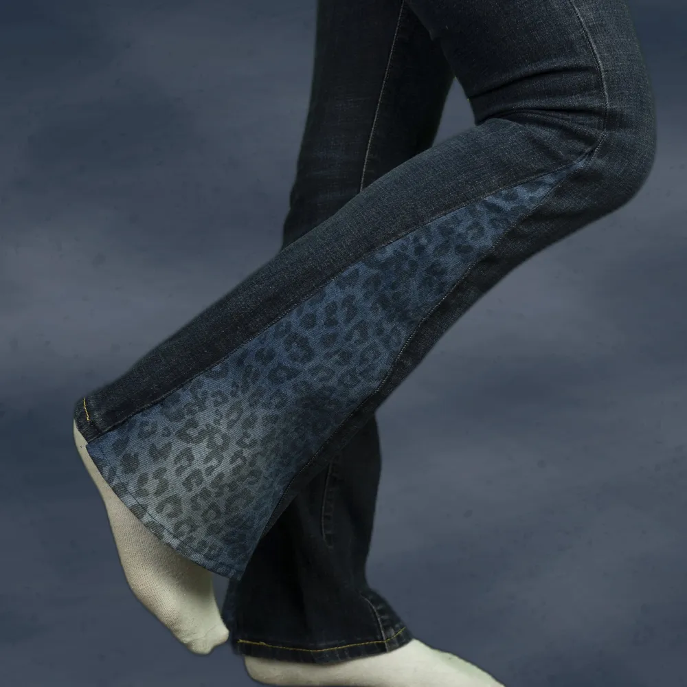 Lågmidjade bootcut jeans med leopard design. Återanvända jeans och sytt för hand. Mått finns bland bilderna. Hör av er för frågor. 💗 Rewild Denim UF. Jeans & Byxor.