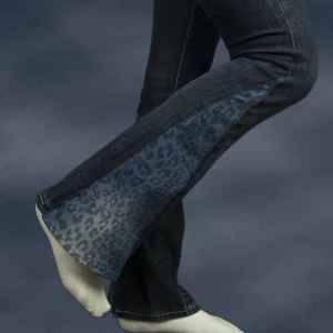 Lågmidjade bootcut leopard  - Lågmidjade bootcut jeans med leopard design. Återanvända jeans och sytt för hand. Mått finns bland bilderna. Hör av er för frågor. 💗 Rewild Denim UF