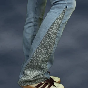 Lågmidjade bootcut leopard - Lågmidjade bootcut jeans med leopard design. Återanvända jeans och sytt för hand. Mått finns bland bilderna. Hör av er för frågor. 💗 Rewild Denim UF