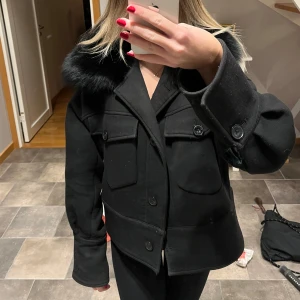 svart meotine charlie jacka - super fin vinterjacka, storleken på jackan är xs/s, säljer den då den inte kommer till användning längre 