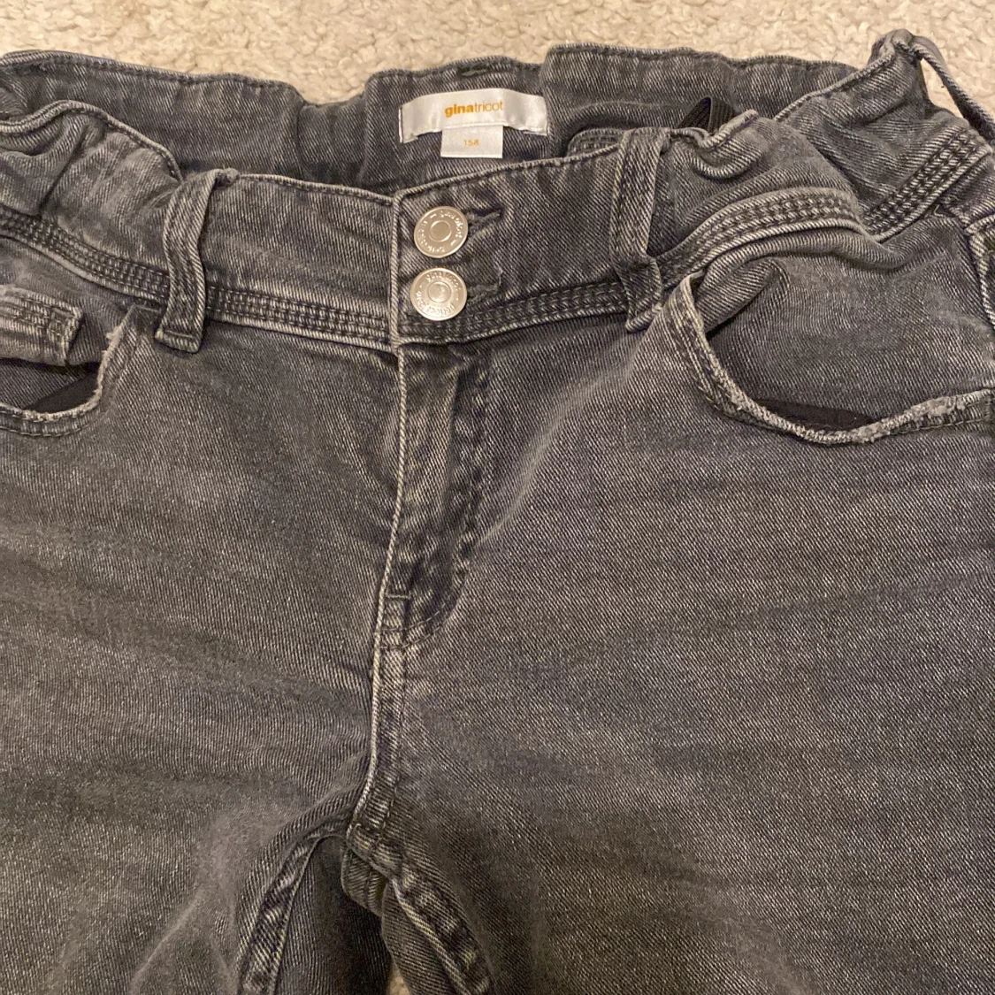 Svarta jeans med knappar - 92