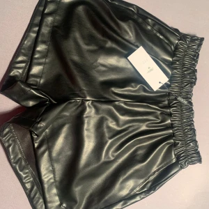 Skin imitation shorts  - Aldrig använda med tagg kvar storlek m Köparen betalar frakten 