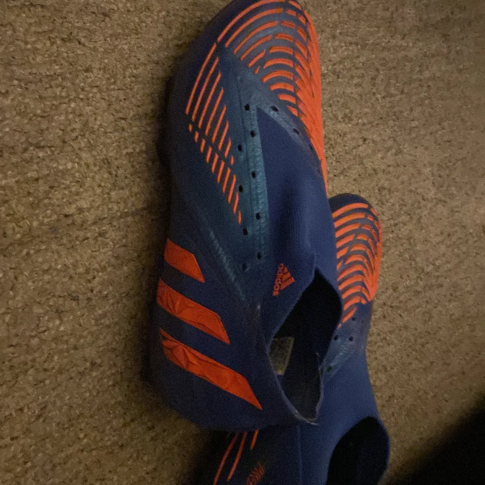 Adidas predator 2023 edge,använda men bra skick frakt tillkommer. Skor.