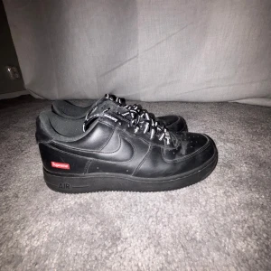 Nike Air Force Supreme - Köpte dessa Nike air force år 2022 och använt de bara ett fö antal gånger, säljer pga att dom är för små