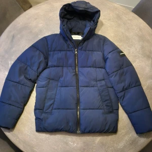 Vinterjacka Calvin Klein  - Vinterjacka i märke Calvin Klein. Storlek M. Jättefint skick, djur- och rökfritt hem.