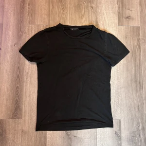 Basic tshirt - Två olika tshirts. Svarta från riley, vita från asos. Inga defekter, används aldrig.