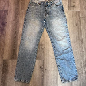 Raka jeans - Ett av mina favoritpar som tyvärr gått sönder i grenen. Riktigt snygga jeans som den hantverkskunnige vill ge sig på att laga.  Kontakta mig om du vill ha mått 📐