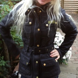 Barbour jacka  - Fin barbour jacka, svart i strl 32 men upplever den som en 34a😍är i fint skick 