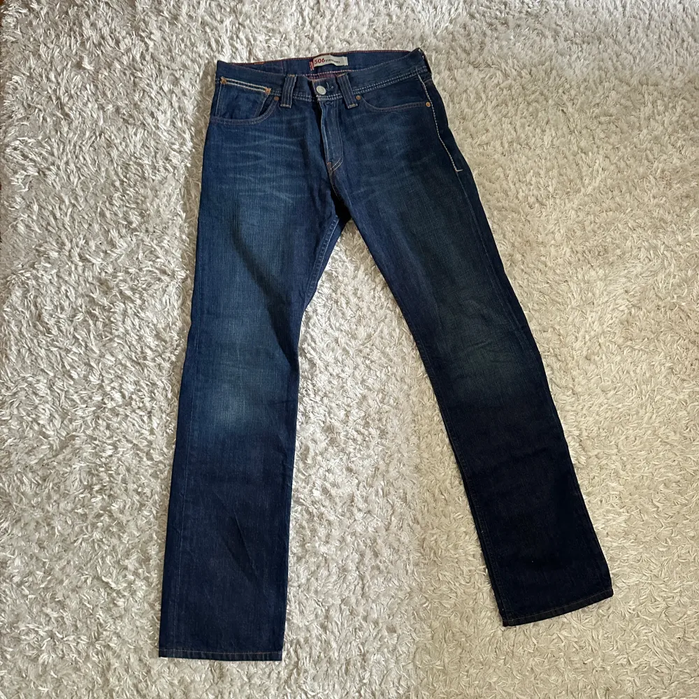 Supersnygga mörkblå Levi’d jeans! Tyvärr är storleken bortskavd, men de passade mig då jag hade storlek M och är 176cm lång.. Farkut & Housut.