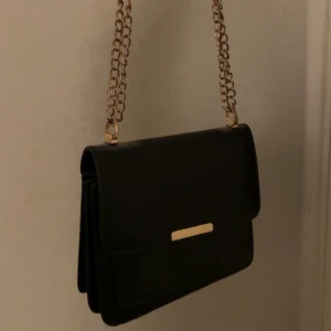 Väska - Praktisk basic väska funkar till allt🤩