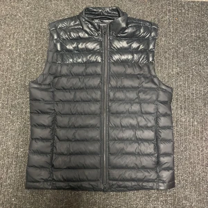 J.Lindeberg väst  - J.Lindeberg väst i st M men passar st S. Fint skick och inga hål/fläckar. Nypris 1800 Skriv för frågor 