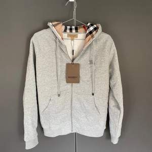 säljer denna feta burberry zip hoodie eftersom den är för liten. Den är helt ny, aldrig använd. pris kan diskuteras. skicka ett meddelande om du har några frågor.