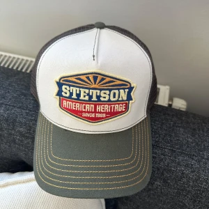 Stenson keps  - En helt ny stetson keps i nyskick. Nypris ligger på 500 kr. Säljs då den inte kommer till användning.  