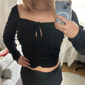 Tröja - En snygg svart tröja som inte används. Den är från HM i storlek M 🌟 Sälja på olika plattformar