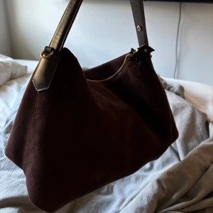 Brun populär väska från hm - Intressekoll på min bruna mockaväska från hm, längre axelband kommer med så man kan använda den som axelremsväska!! Helt som ny, använd 2-3 gånger👐🏼 