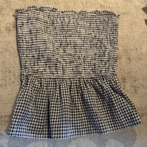 smockad tubtopp - rutig tubtopp med volang köpt i usa i en boutique som heter texas size bling  