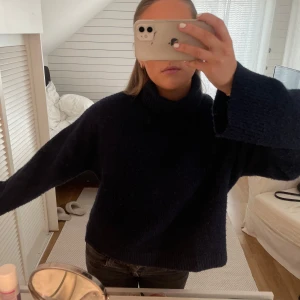 Marinblå stickad 💙 - En så fin marinblå stickad med polo från zara!! 🥹 lite nopprig, inget man tänker på å något som går att göra åt! 