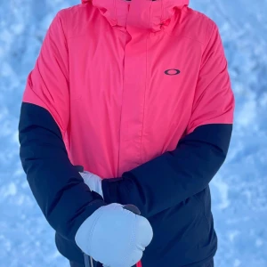 Oakley skid- och snowboardjacka storlek S (38) - Jättefin och funktionell skid- och snowboardjacka.   Jackan har snölås, liftkortsficka, ventilation under armarna och flera fickor med dragkedja.   Jackan är i storleken S, men är ganska stor i storleken.   Nypris 2900kr Pris 1000kr