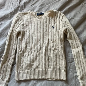 Ralph Lauren Kabelstickad Tröja - Jättefin kabelstickad Ralph Lauren tröja i storlek XS Jättefint skick och inga slitningar☺️