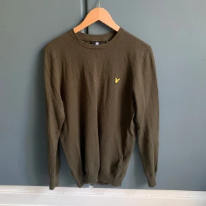 Lyle Scott tröja  - Stickad tröja i 85% bomull och 15% ull. Skick är nästan nytt och den är knappt använd. Nypris ca 700kr