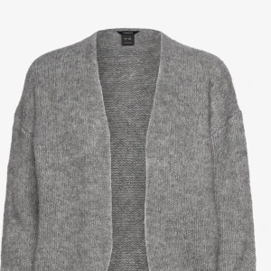 Stickad kofta grå lindex - Säljer denna trendiga och mysiga stickade koftan från lindex! Säljer då jag har två stycken. Väl använd. Lämna gärna prisförslag, och använd ”köp nu” funktionen tack!