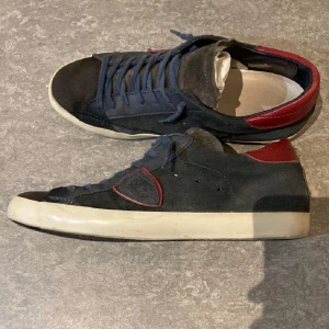 Philippe model skor  - Tja säljer mina snygga philippe model skor , de är i bra skick 8/10 . Inga defekter , hör av er vid frågor eller funderingar 👍