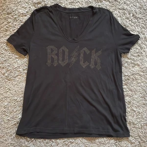 Zadig & Voltaire T-shirt  - Säljer denna svarta Zadig tröjan med texten rock. Priset kan diskuteras 