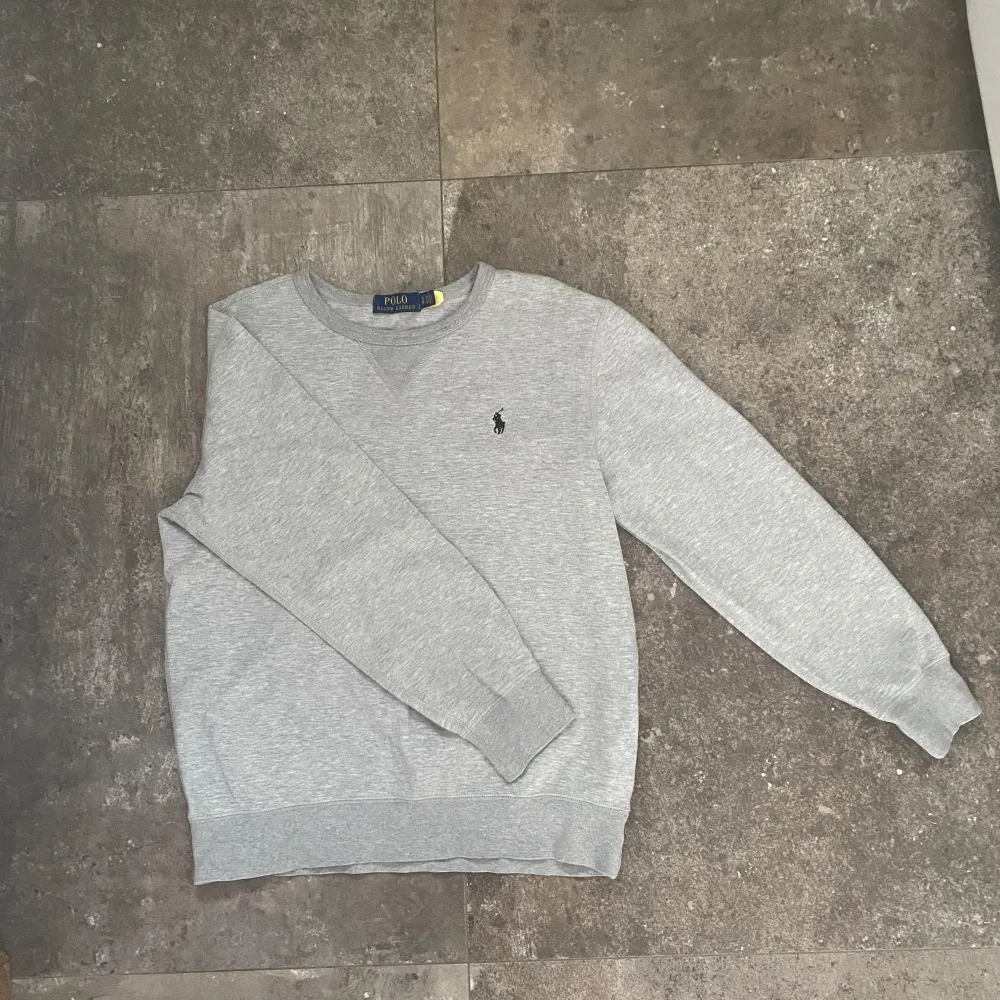 Clean Ralph lauren sweatshirt som är lätt att  matcha. Skicket är bra och en ny gör på 2 100kr och mitt pris är 599. Hoodies.