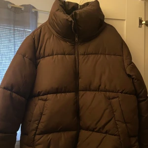 Puffer Jacka - köpte jackan för ett år sedan för 500 kronor på Bik bok, den e andvänd en gång och helt ny🙏funkar för Xs och både S