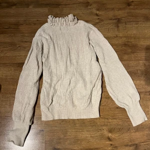 Tröja/ blus - En superfin stickad blus med halv polokrage med lite volang