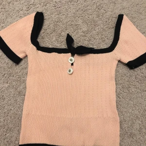 Top - Säljer denna toppen som är köpt i Thailand, har nog bara använt denna 3 gånger. Märke vet jag tyvärr inte. Den är väldigt stretchig