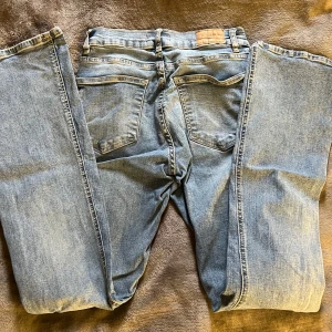 Gina jeans low Waits/ mid waist  - Snygga o sköna bootcut jeans som inte kommer till användning längre💕 dom är perfekt i längden på mig och jag är 171 🌸köpta för 499kr säljer för 200 då dom frf är i väldigt fint skick utan fläckar m.m