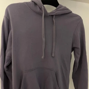 Hoddie  - Köpte från HM säljer för 120kr + du står för din frakt. Priset kan alltid diskuteras 💖