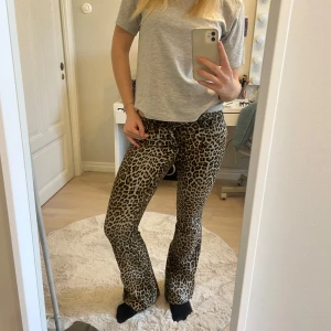 leopard jeans  - Så coola leopard mönstrade jeans! I fint skick!🫶🏼