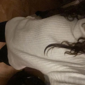 Stickad tröja - Perfekt inför vintern! Tjock och mysig.  Storlek: M