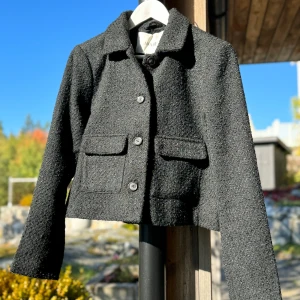 Helt ny!!! Vero Moda AWARE jacka, strlk S - Helt ny med lapparna kvar! Fodrad jacka från Vero Moda Aware i storlek small 🌸  Nypris 700:- Mitt pris 500:-  Hör gärna av dig om du har några frågor!