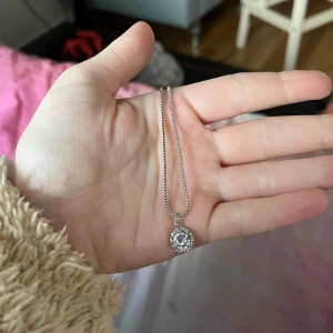 Silverhalsband - Silverkedja med en diamantsten som hänge. Passar både vardags och till fest. Oanvänd, endast borttagen förpackning