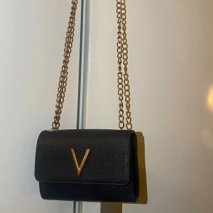 Valentino väska - Säljer denna fina valentino väska då den Inter kommer i bruk.