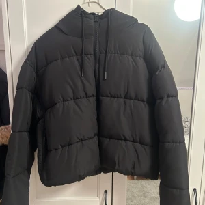 Pufferjacka - Svart pufferjacka
