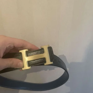 Bälte - Aldrig använt Reversible Färger: marinblå, svart Skick: 10/10