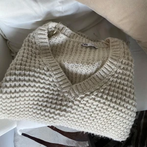 Stickad tröja zara - Säljer denna sjukt mysiga stickade tröjan från zara! Perfekt nu till hösten när det börjar bli kallt❄️knappt använd och i nyskick!  Hör av dig vid fler frågor eller bilder!💞