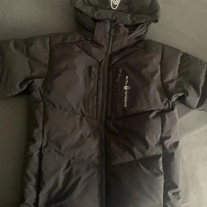 Sail racing jacka - Säljer min Sail racing vinterjacka  Nästan ny men ganska använd är lite sliten mellan armarna men annars helt fräsch. Köpt för 2 000 Storlek: 150